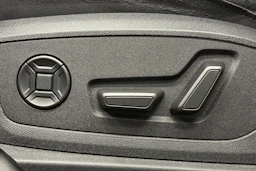 musta Audi e-tron 2023 kuva 14.