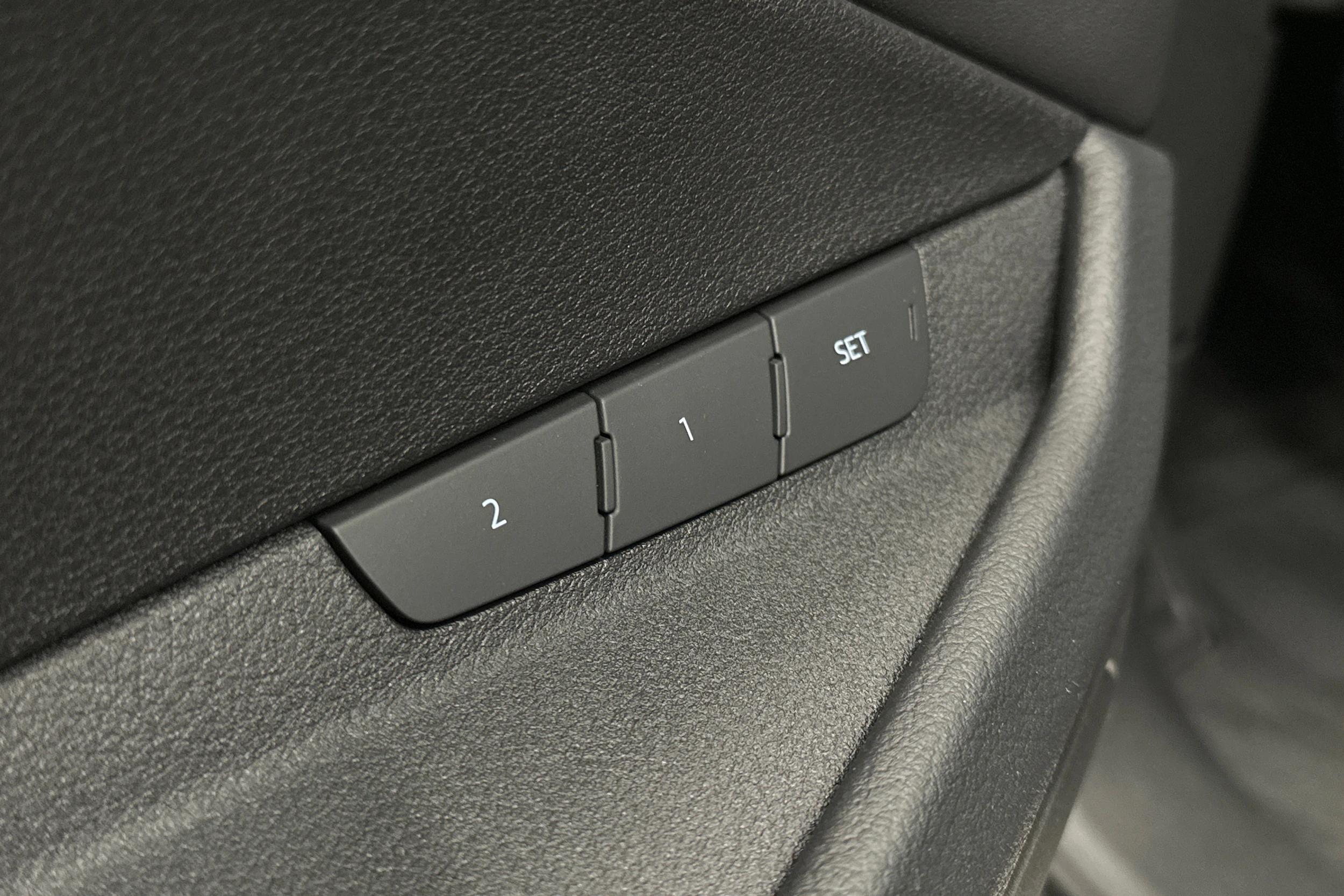 musta Audi e-tron 2023 kuva 15.