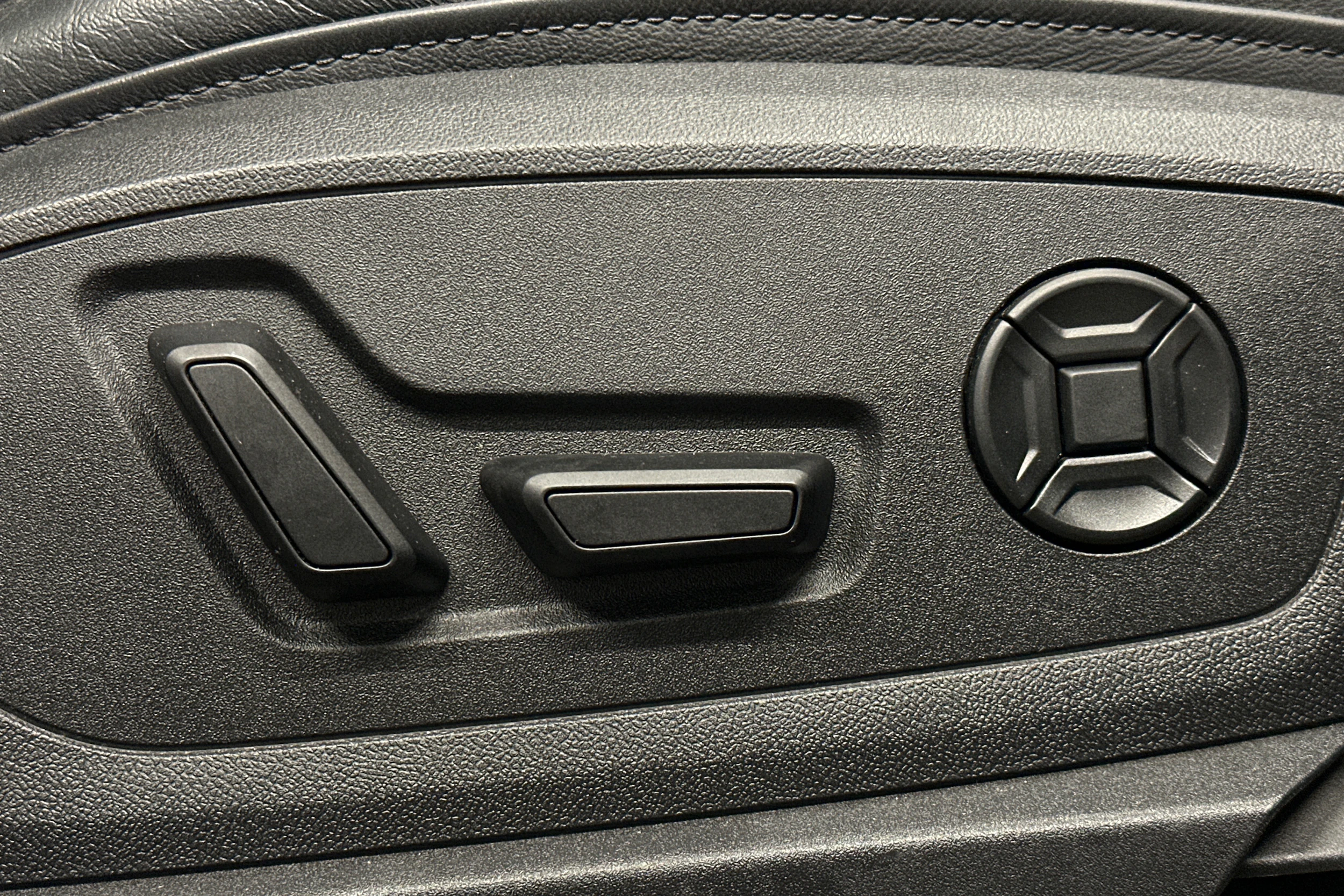 musta Audi e-tron 2023 kuva 16.