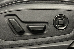 musta Audi e-tron 2023 kuva 16.