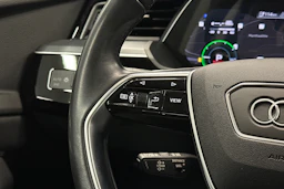 musta Audi e-tron 2023 kuva 18.