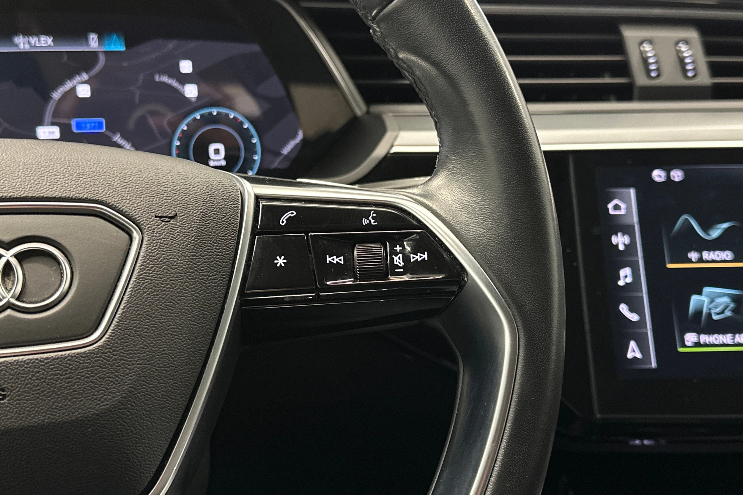 musta Audi e-tron 2023 kuva 19.