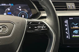 musta Audi e-tron 2023 kuva 19.