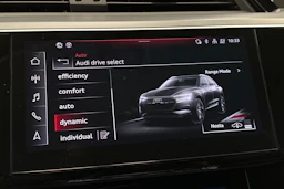 musta Audi e-tron 2023 kuva 24.