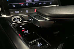 musta Audi e-tron 2023 kuva 29.