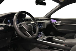 harmaa Audi e-tron 2023 kuva 6.