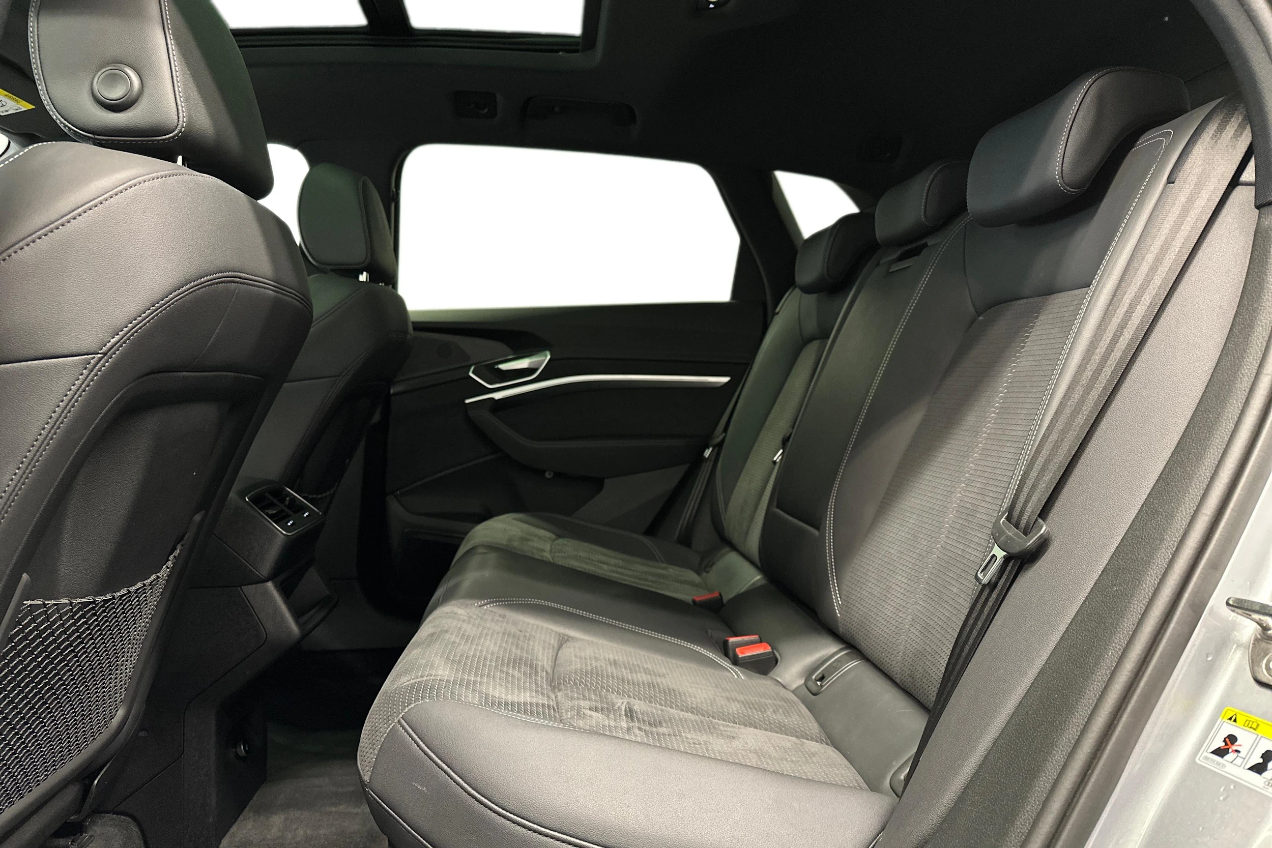 harmaa Audi e-tron 2023 kuva 8.