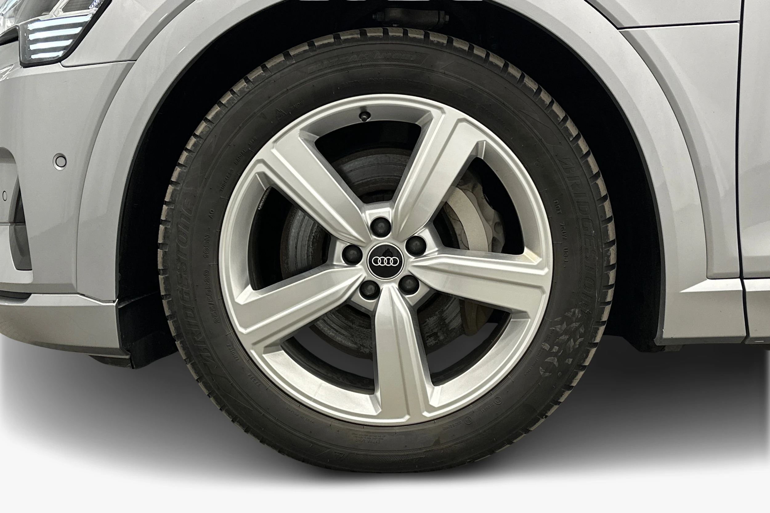 harmaa Audi e-tron 2023 kuva 9.
