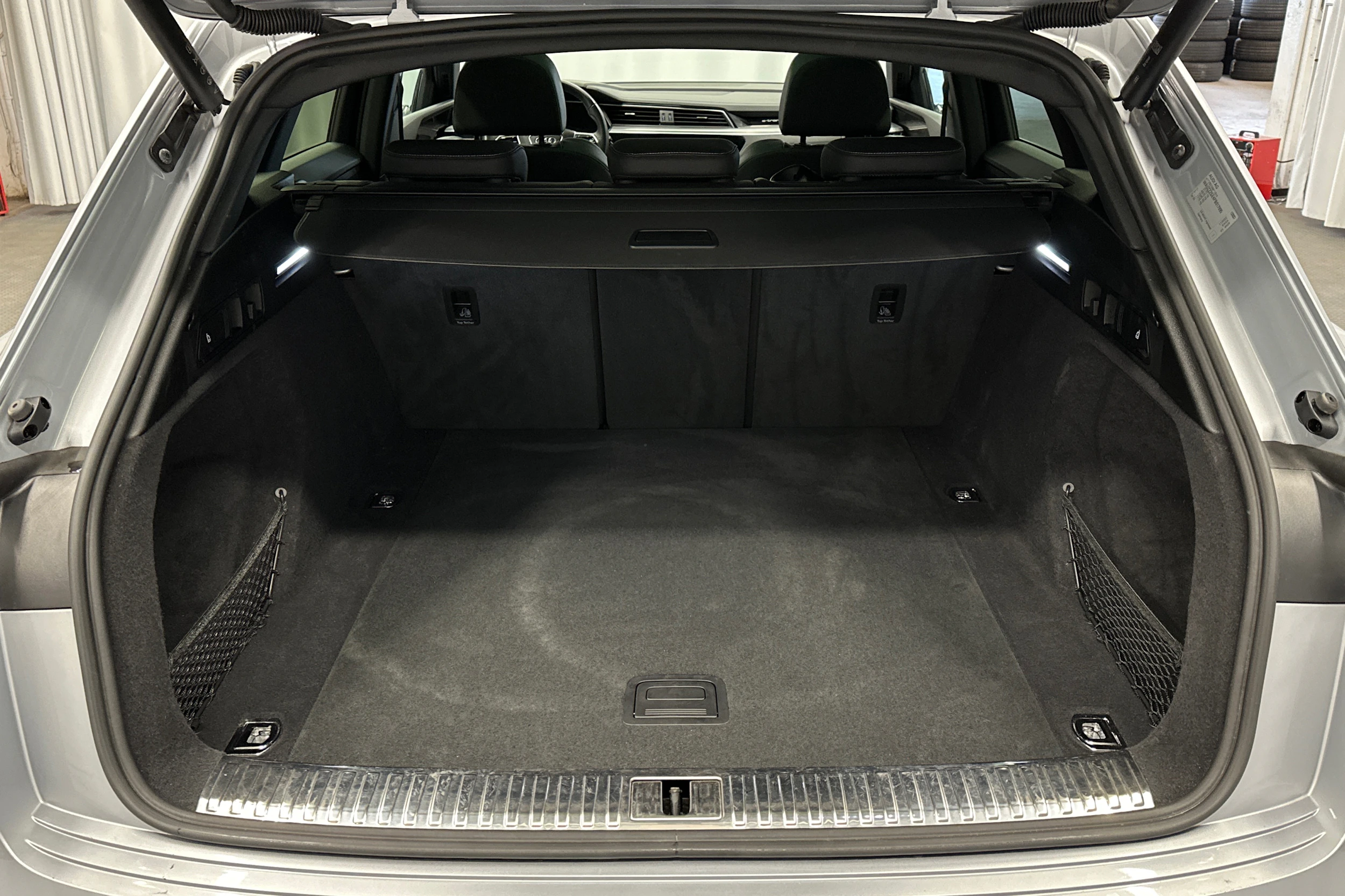 harmaa Audi e-tron 2023 kuva 11.