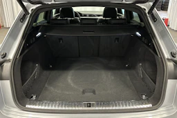 harmaa Audi e-tron 2023 kuva 11.