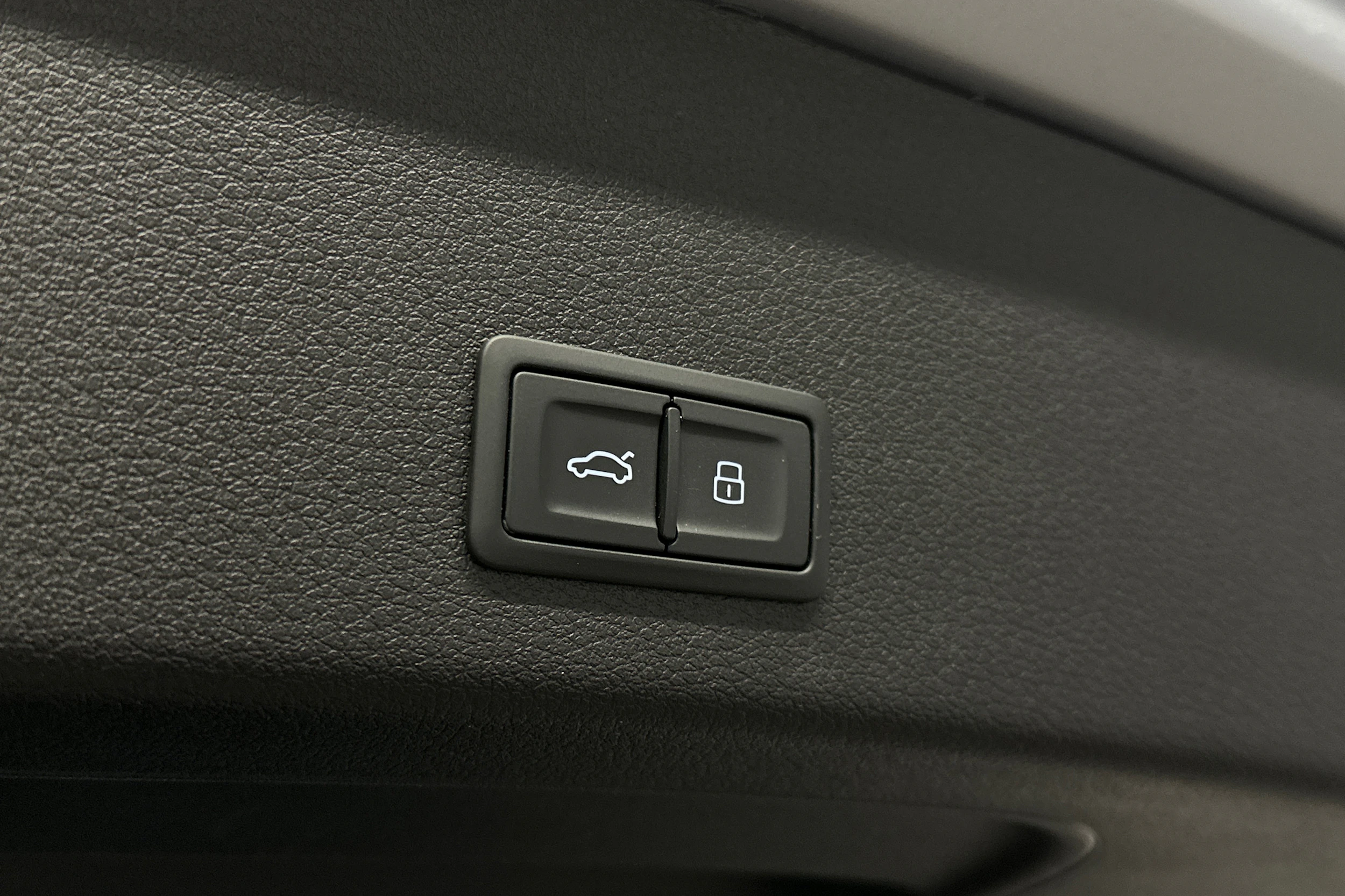 harmaa Audi e-tron 2023 kuva 12.