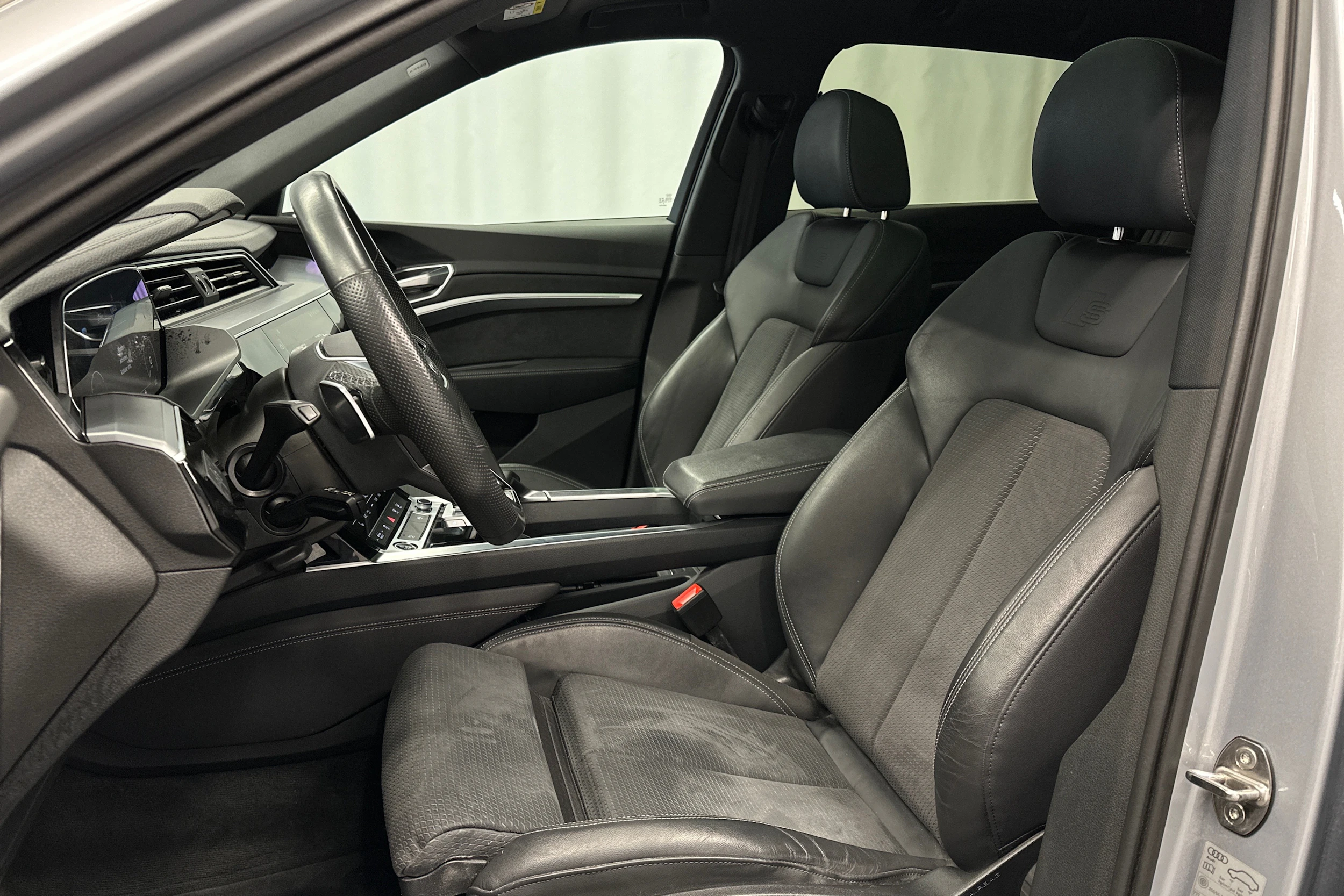 harmaa Audi e-tron 2023 kuva 13.