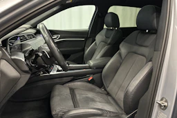 harmaa Audi e-tron 2023 kuva 13.