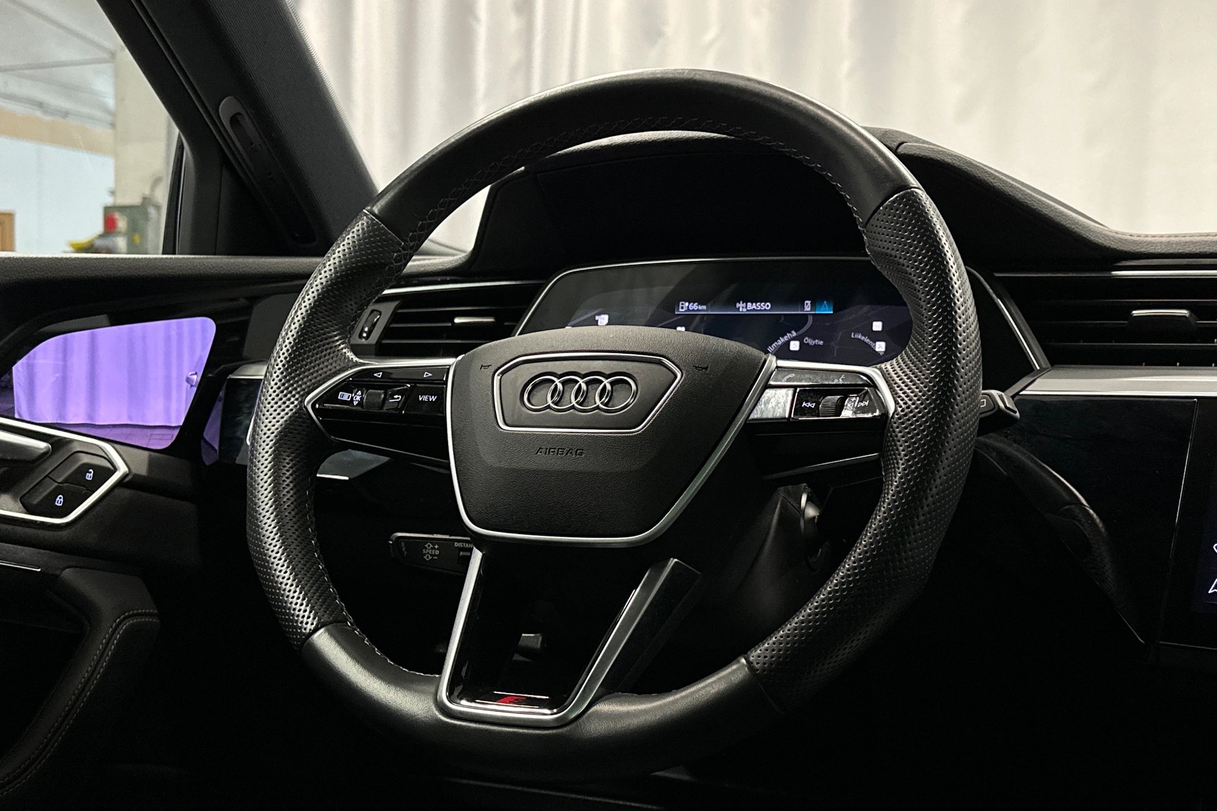 harmaa Audi e-tron 2023 kuva 14.