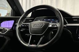 harmaa Audi e-tron 2023 kuva 14.