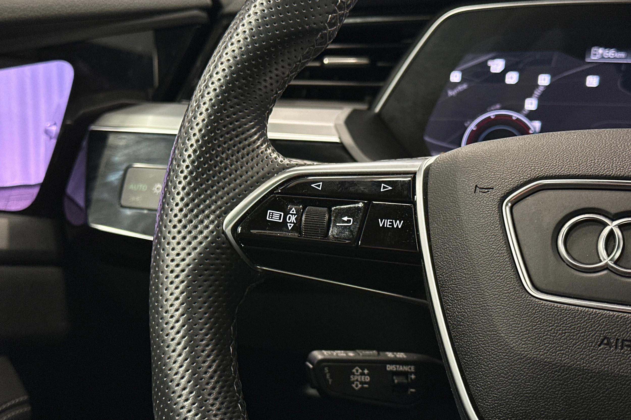 harmaa Audi e-tron 2023 kuva 15.