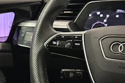 harmaa Audi e-tron 2023 kuva 15.