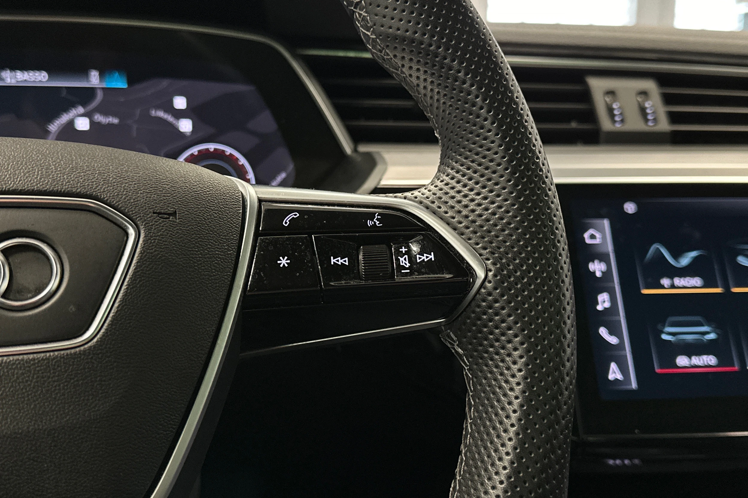 harmaa Audi e-tron 2023 kuva 16.