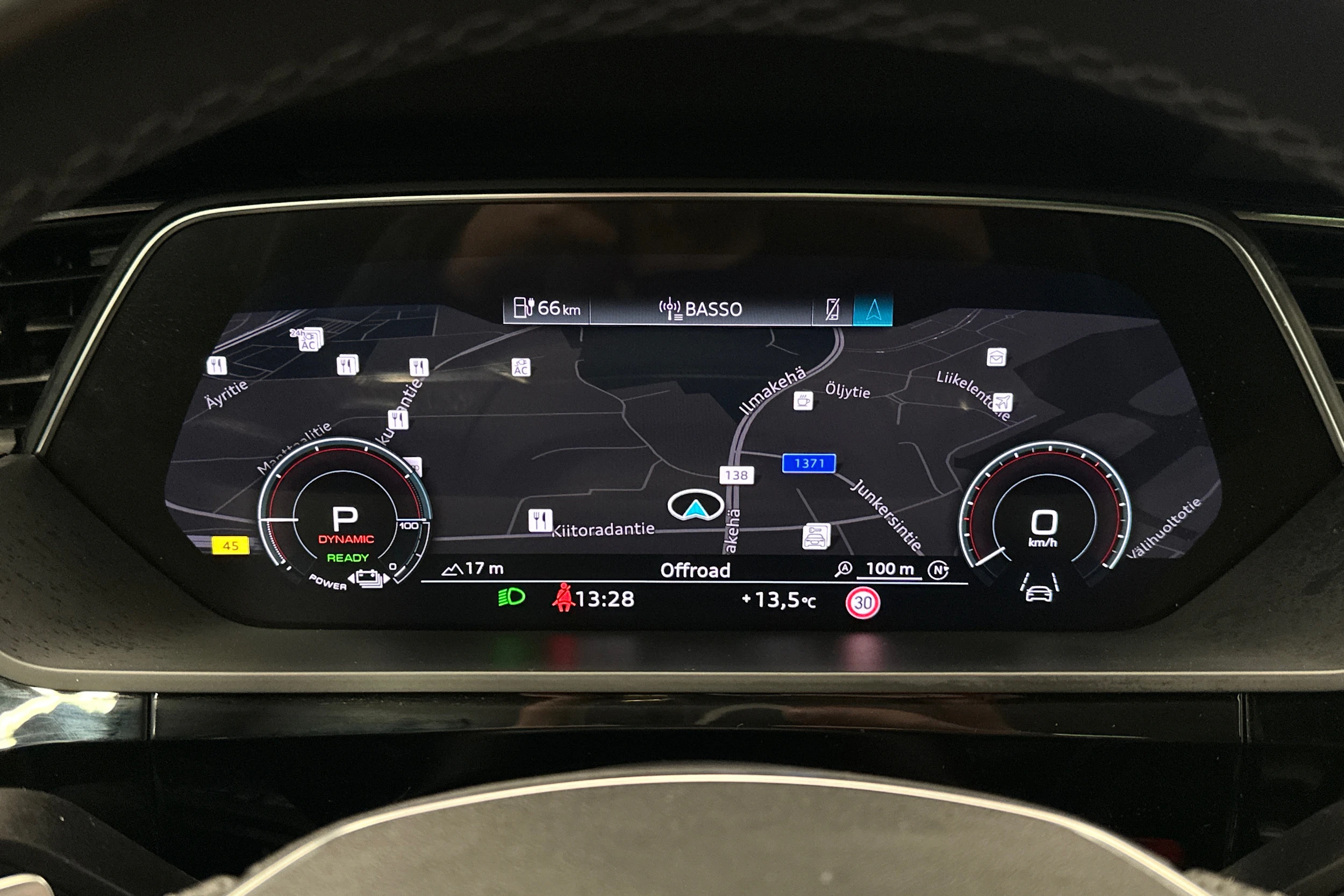 harmaa Audi e-tron 2023 kuva 18.