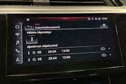 harmaa Audi e-tron 2023 kuva 21.