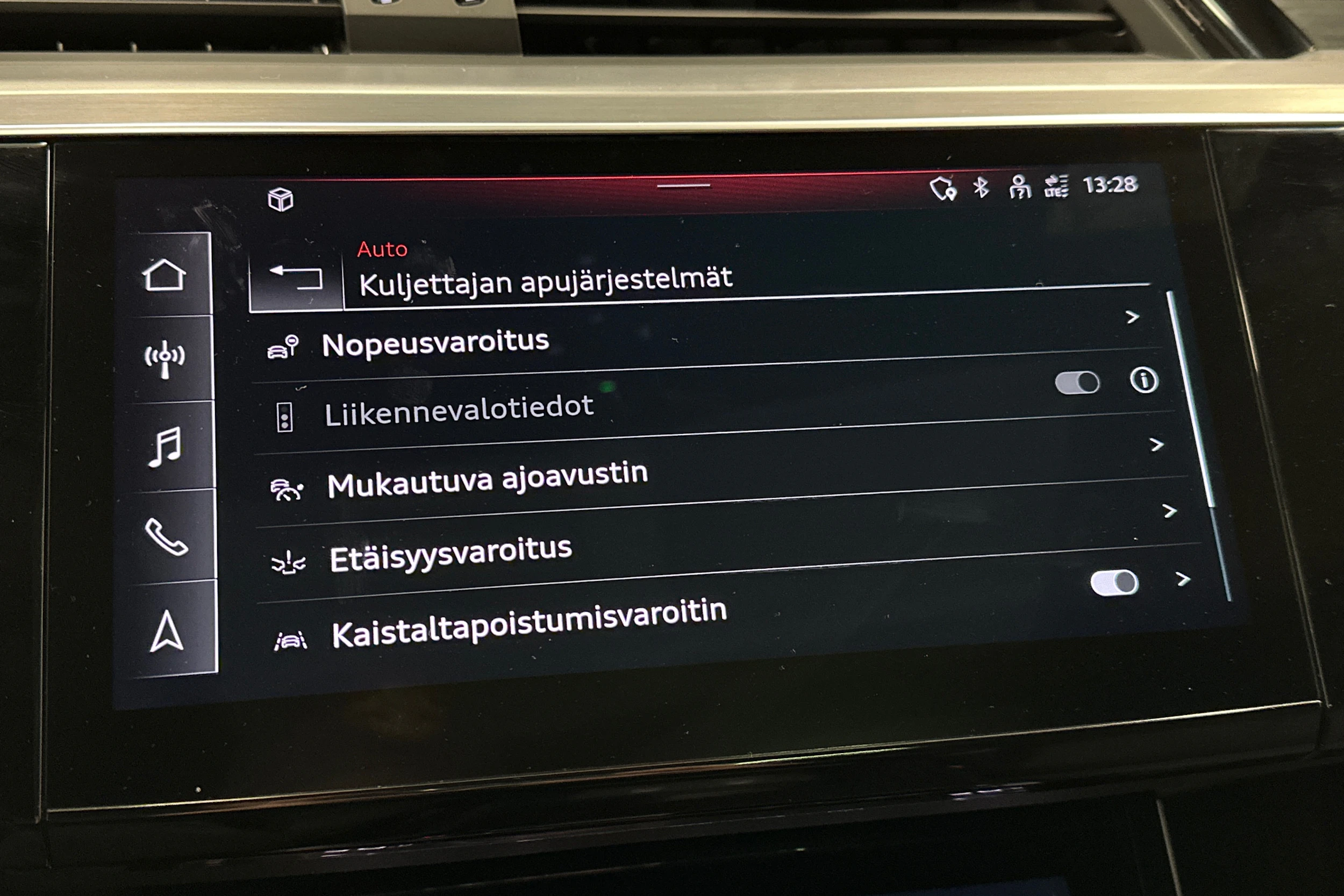 harmaa Audi e-tron 2023 kuva 22.