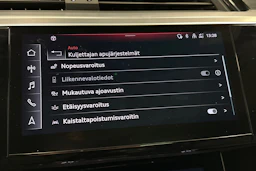 harmaa Audi e-tron 2023 kuva 22.