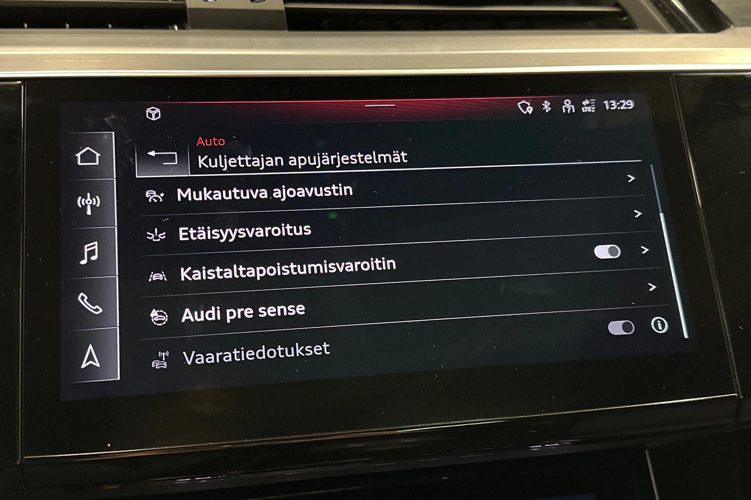 harmaa Audi e-tron 2023 kuva 23.