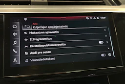 harmaa Audi e-tron 2023 kuva 23.