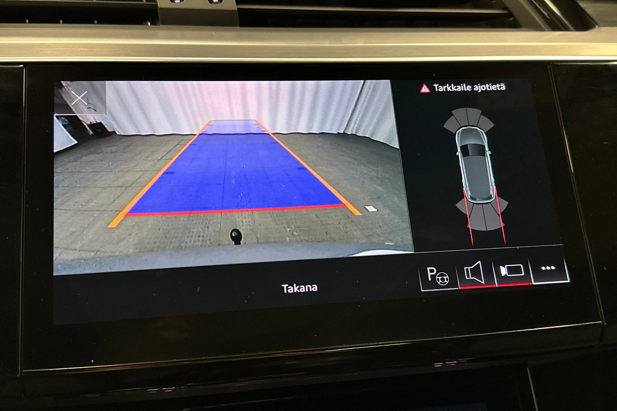 harmaa Audi e-tron 2023 kuva 24.