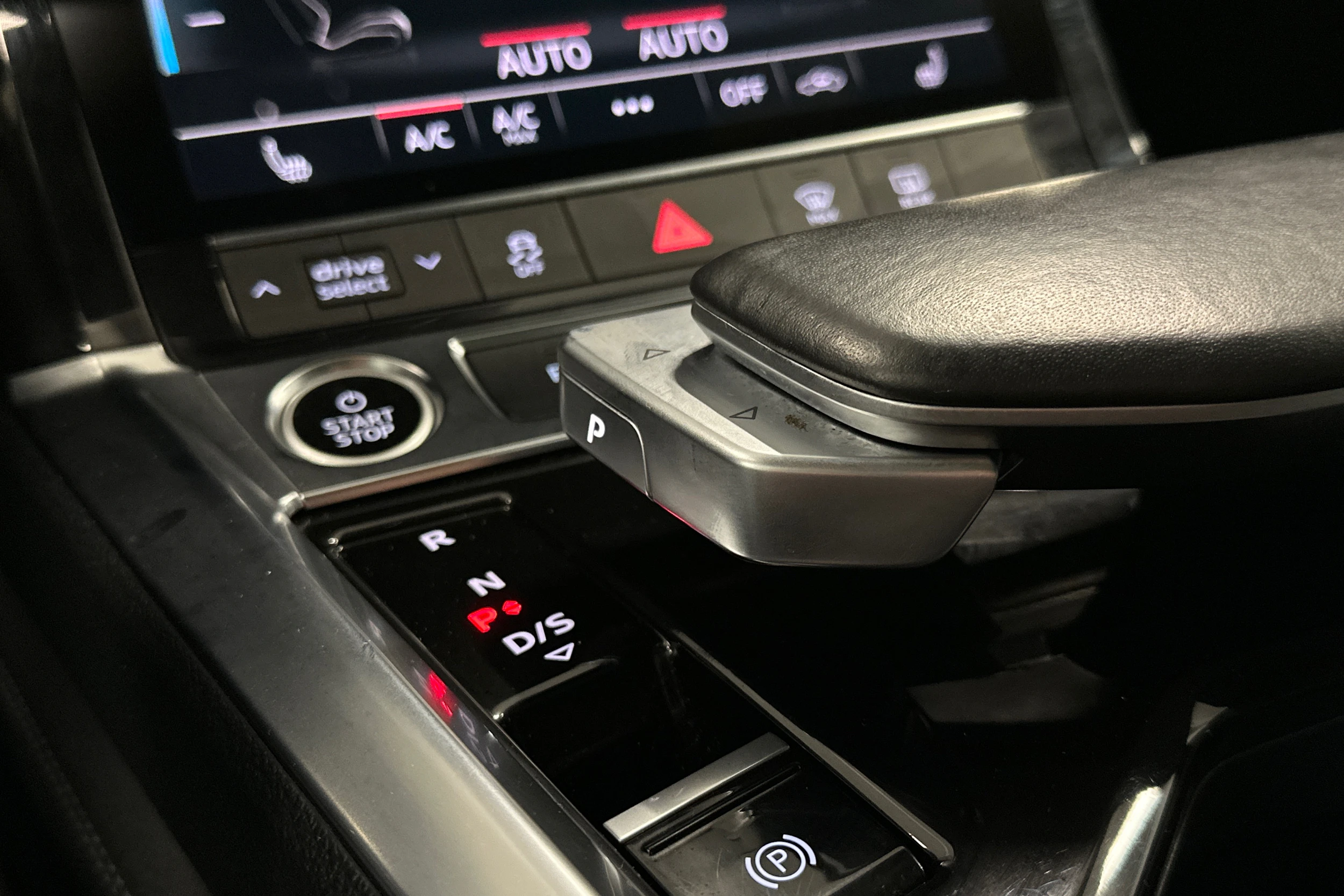 harmaa Audi e-tron 2023 kuva 26.