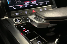 harmaa Audi e-tron 2023 kuva 26.