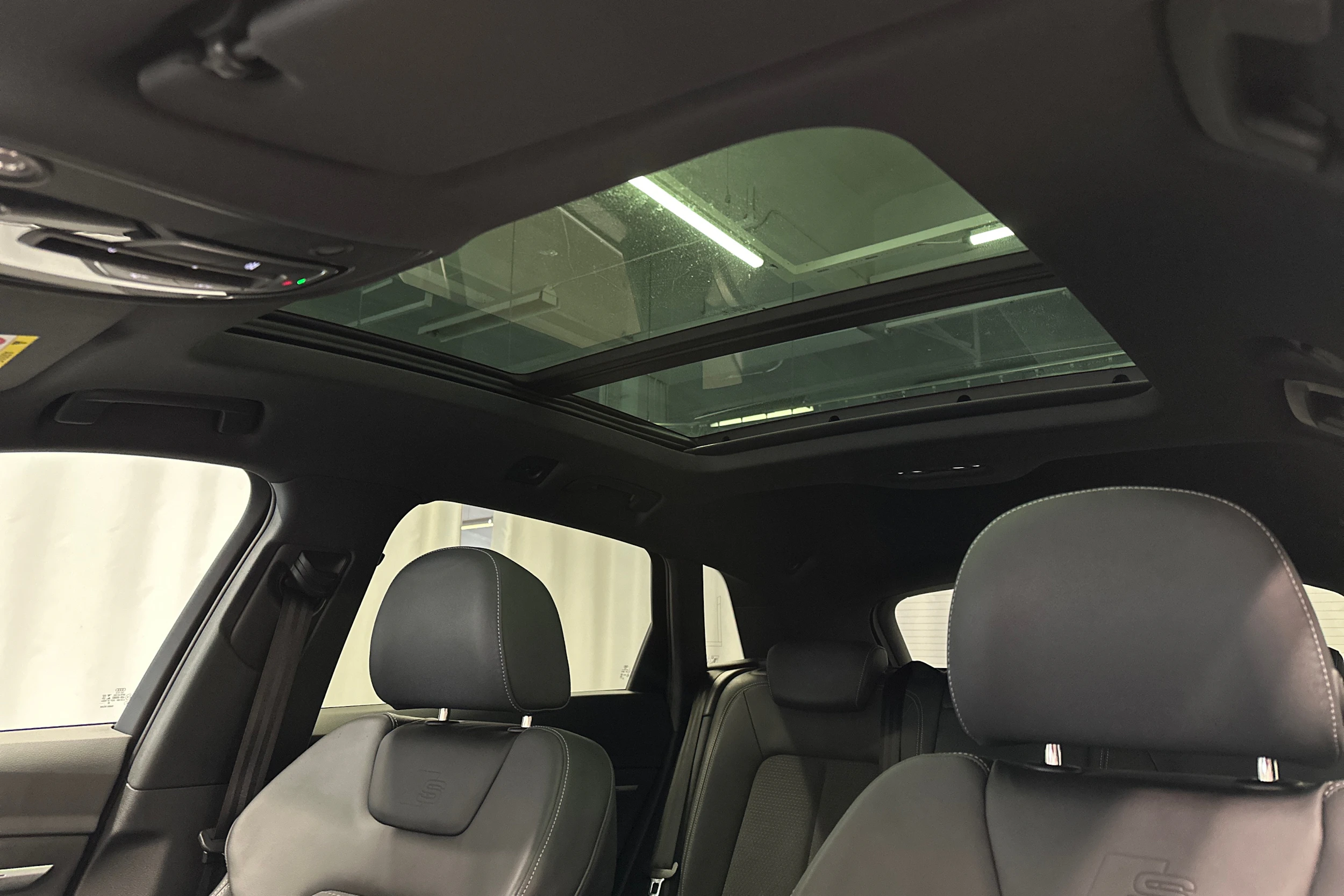 harmaa Audi e-tron 2023 kuva 27.