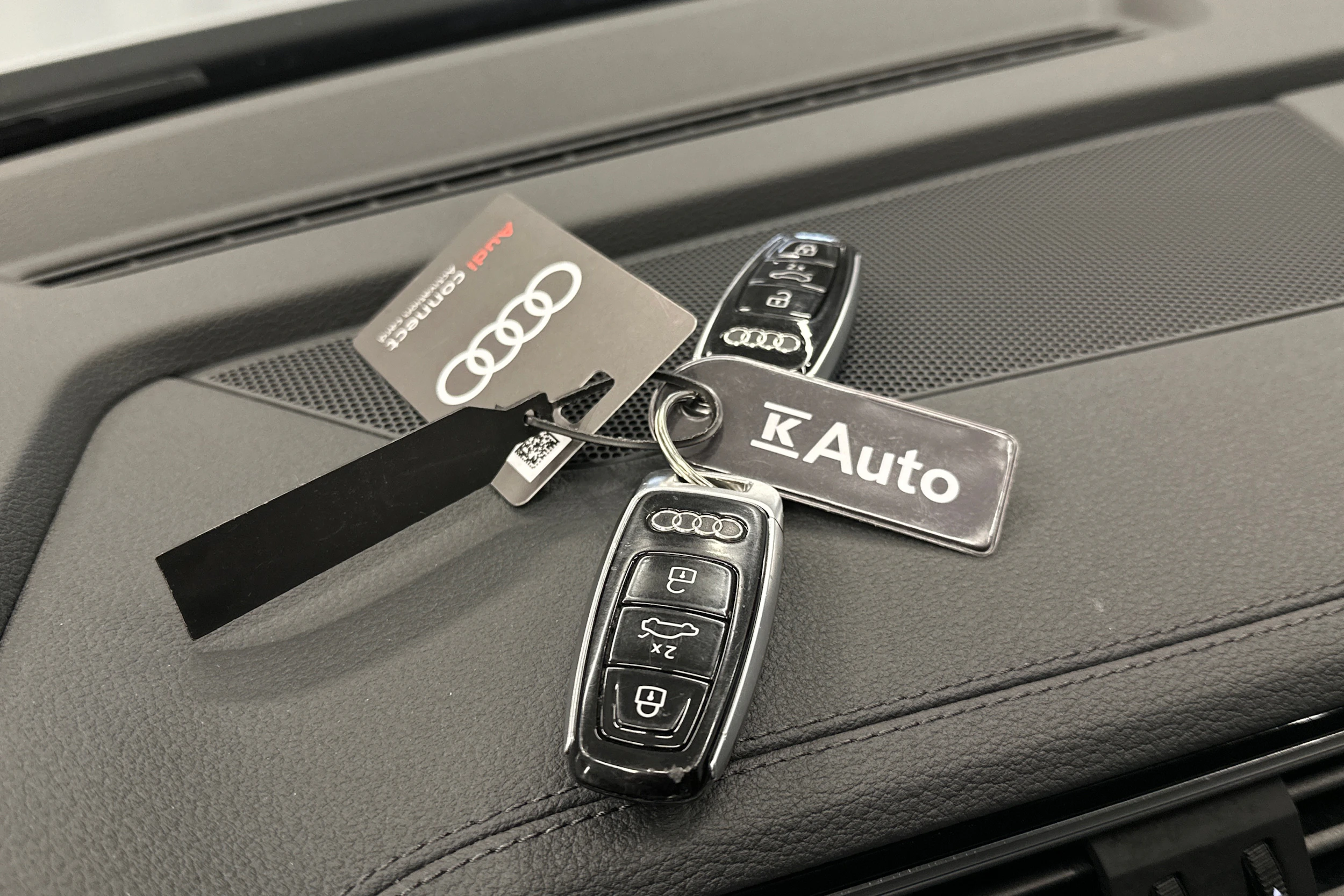 harmaa Audi e-tron 2023 kuva 28.