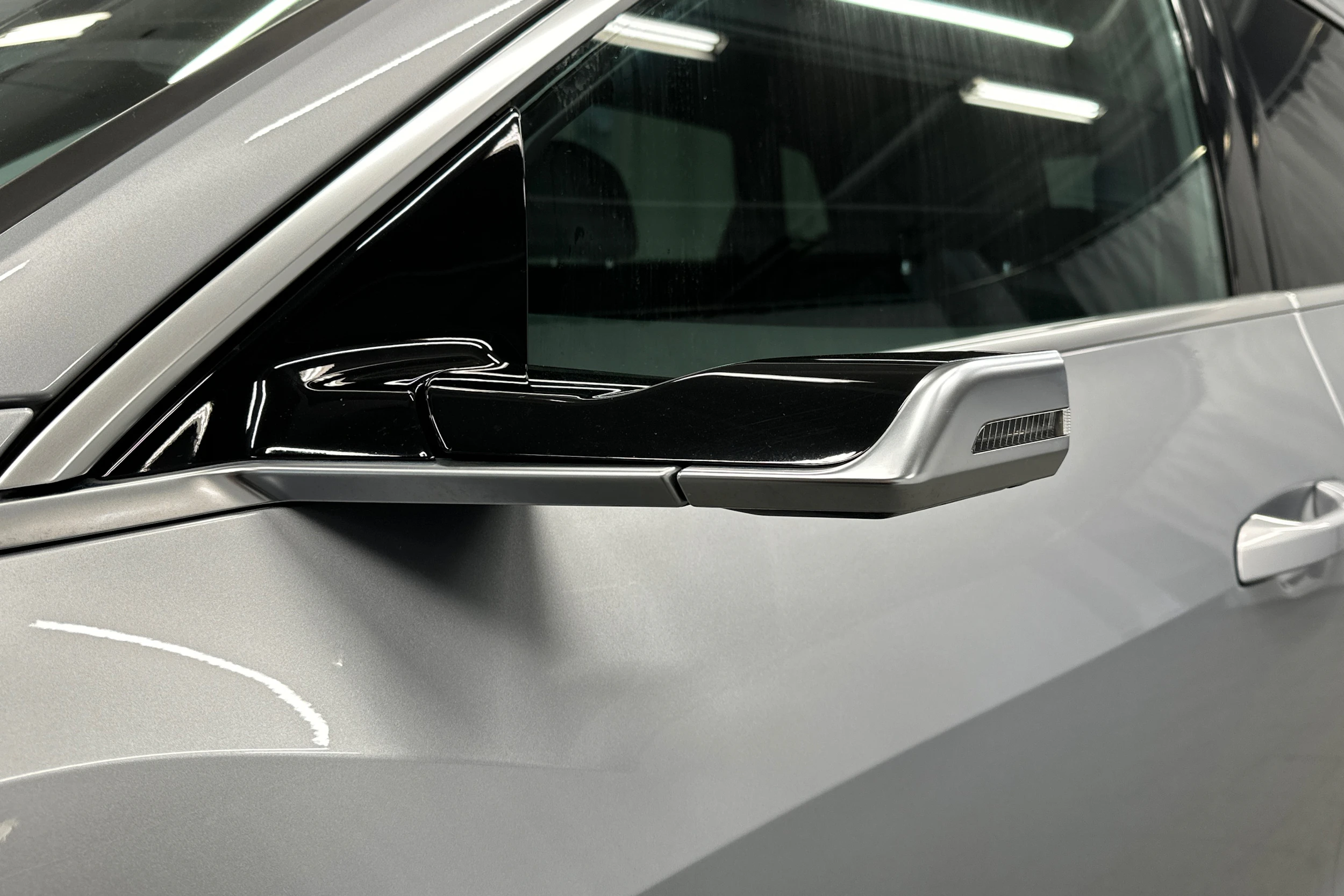 harmaa Audi e-tron 2023 kuva 30.