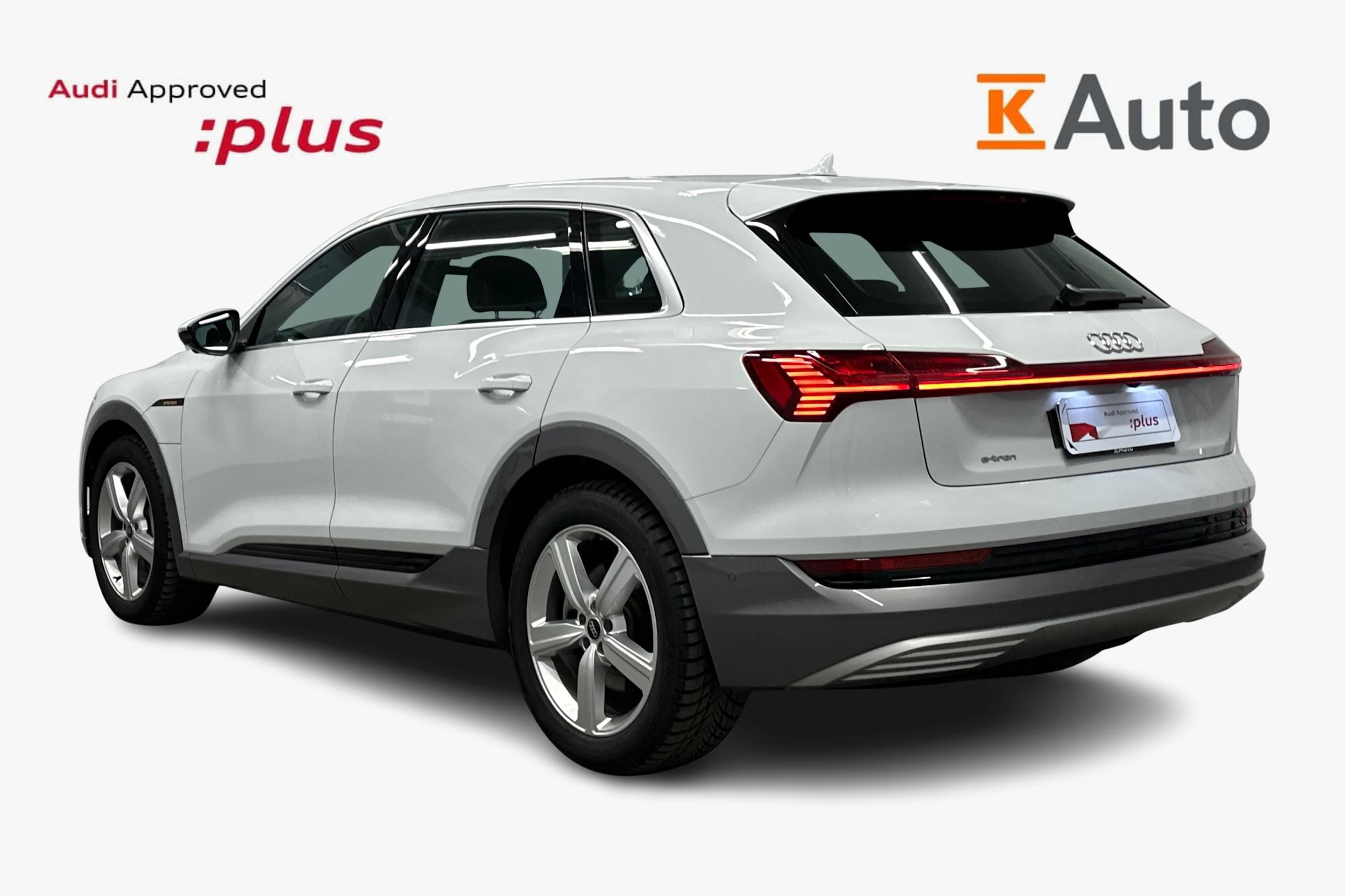 valkoinen Audi e-tron 2023 kuva 2.