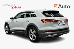 valkoinen Audi e-tron 2023 kuva 2.
