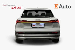 valkoinen Audi e-tron 2023 kuva 3.