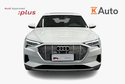 valkoinen Audi e-tron 2023 kuva 4.