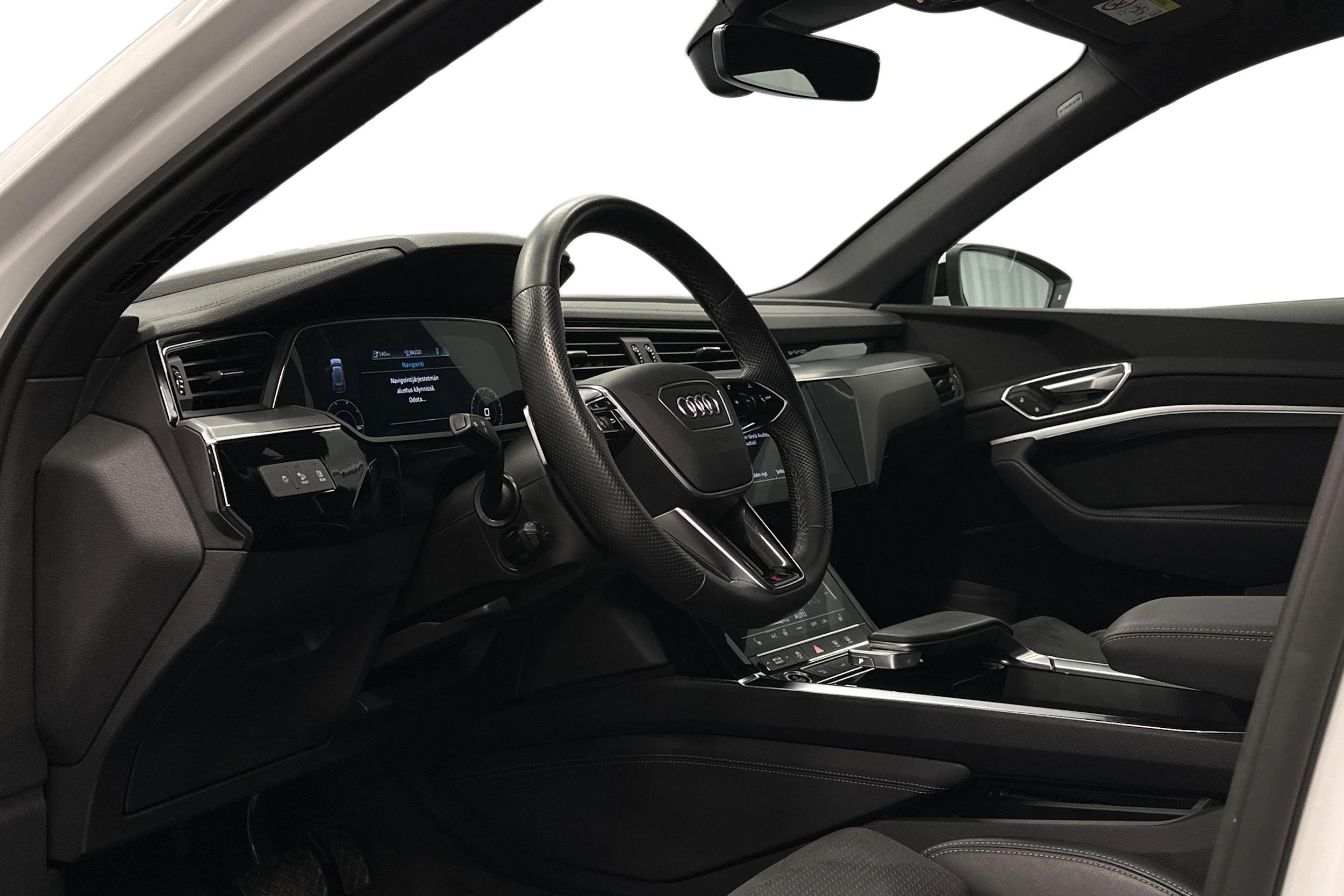 valkoinen Audi e-tron 2023 kuva 6.
