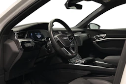 valkoinen Audi e-tron 2023 kuva 6.