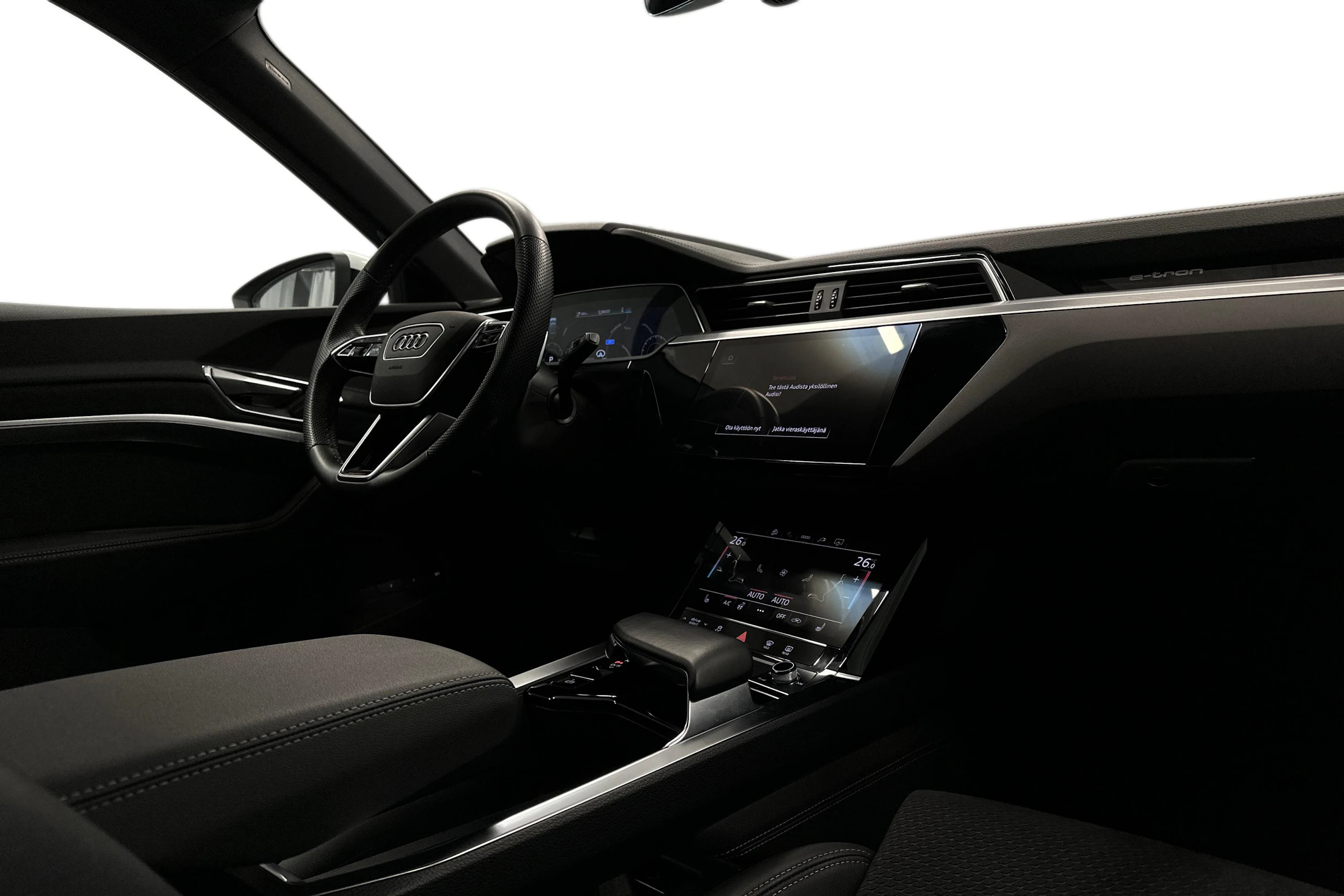 valkoinen Audi e-tron 2023 kuva 7.