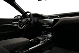 valkoinen Audi e-tron 2023 kuva 7.