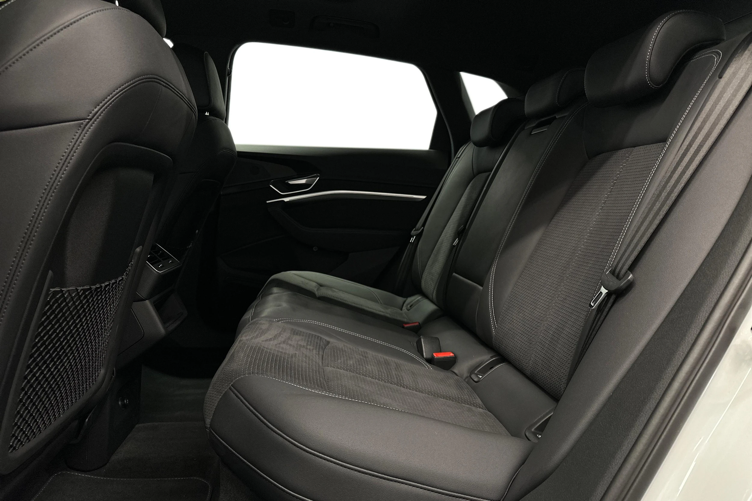 valkoinen Audi e-tron 2023 kuva 8.