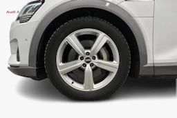 valkoinen Audi e-tron 2023 kuva 9.