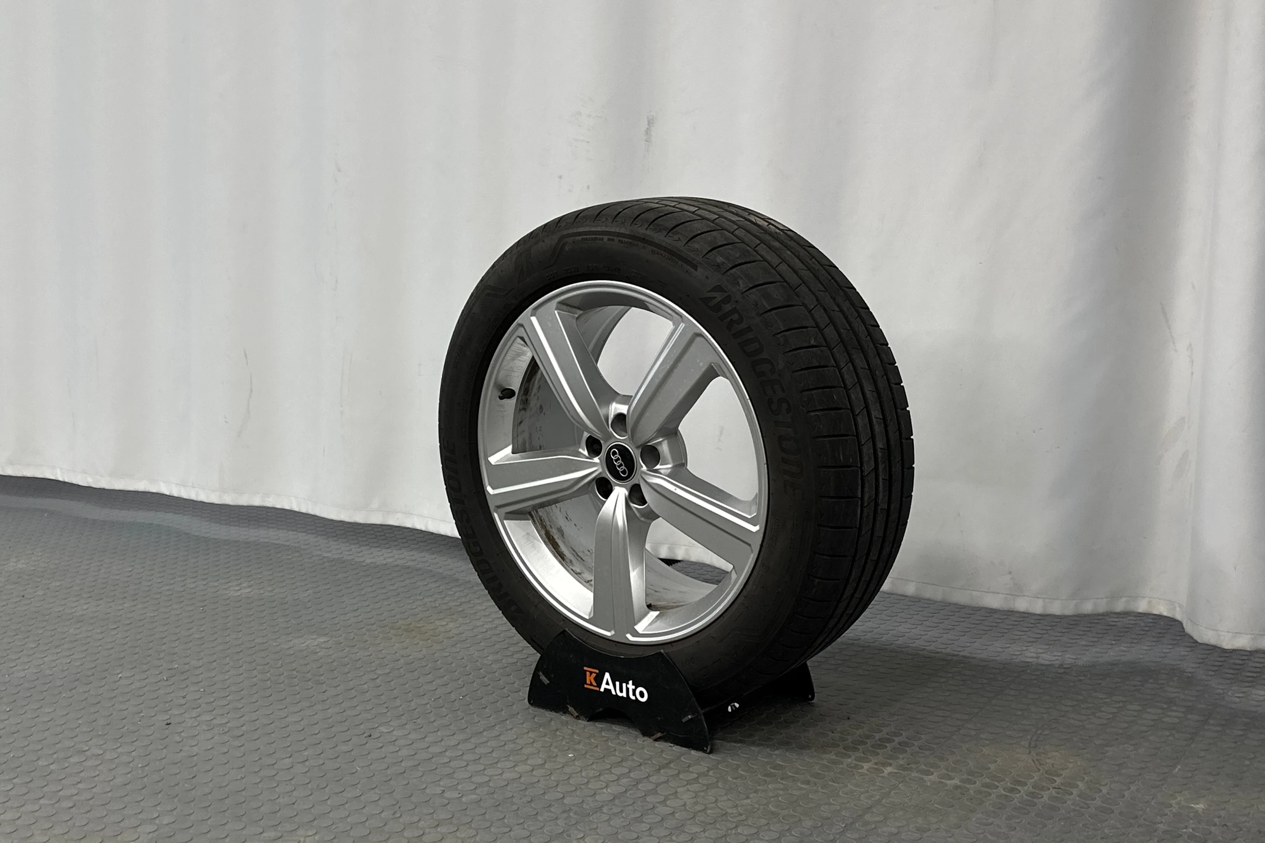 valkoinen Audi e-tron 2023 kuva 10.