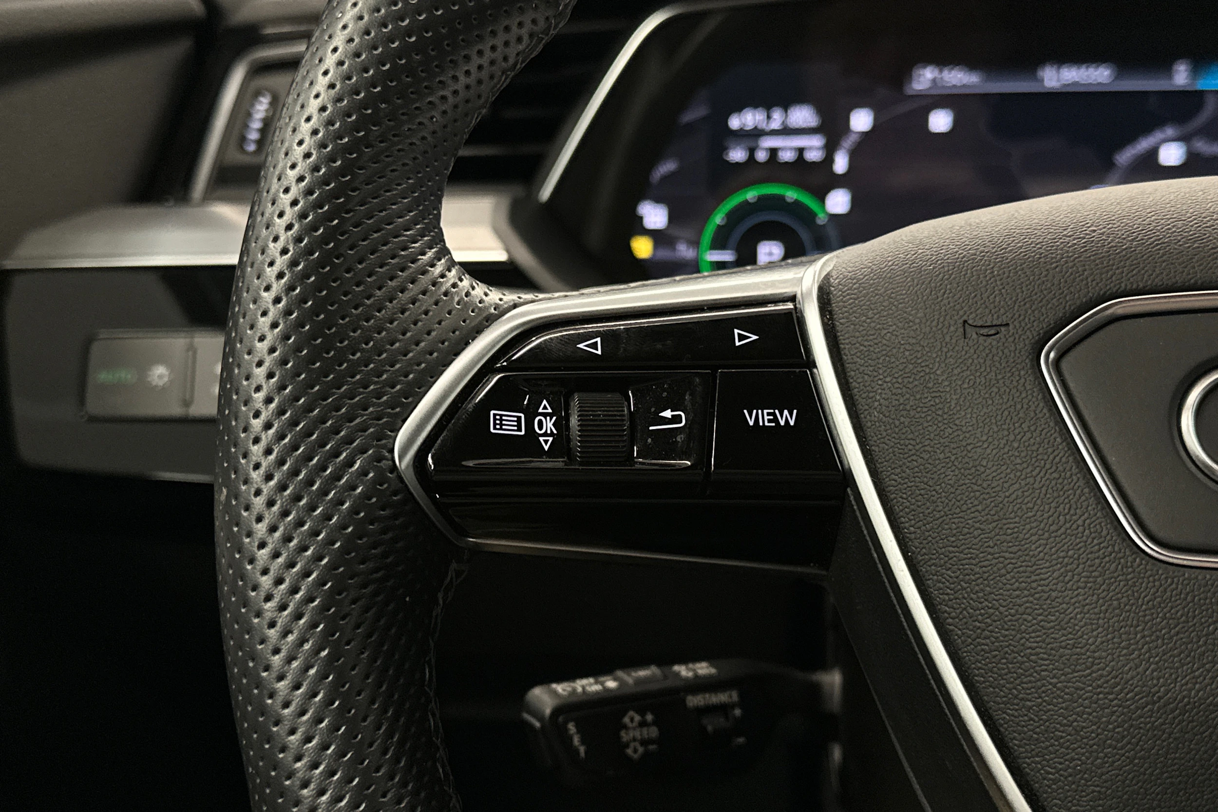 valkoinen Audi e-tron 2023 kuva 11.