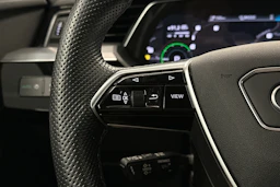 valkoinen Audi e-tron 2023 kuva 11.