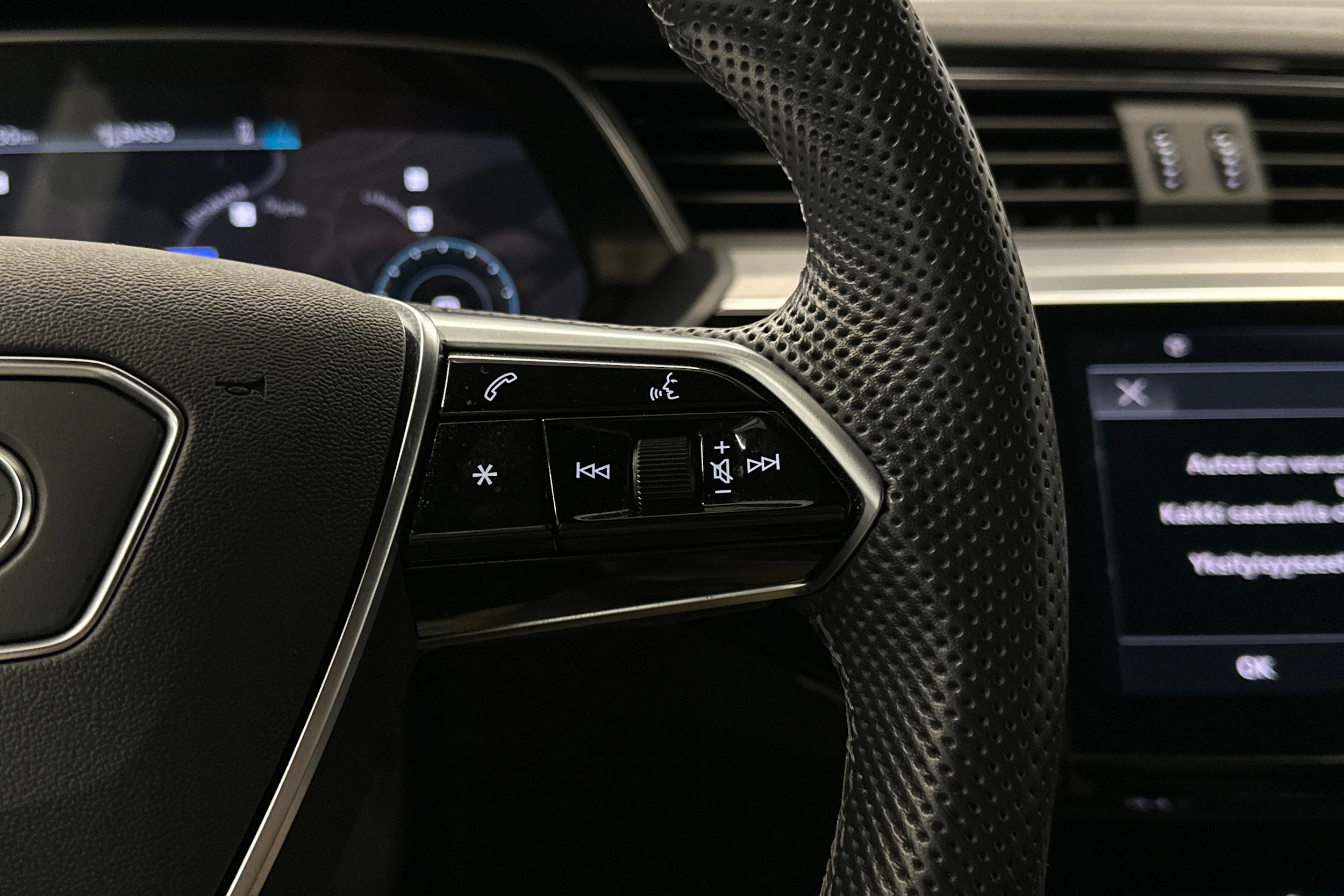 valkoinen Audi e-tron 2023 kuva 12.