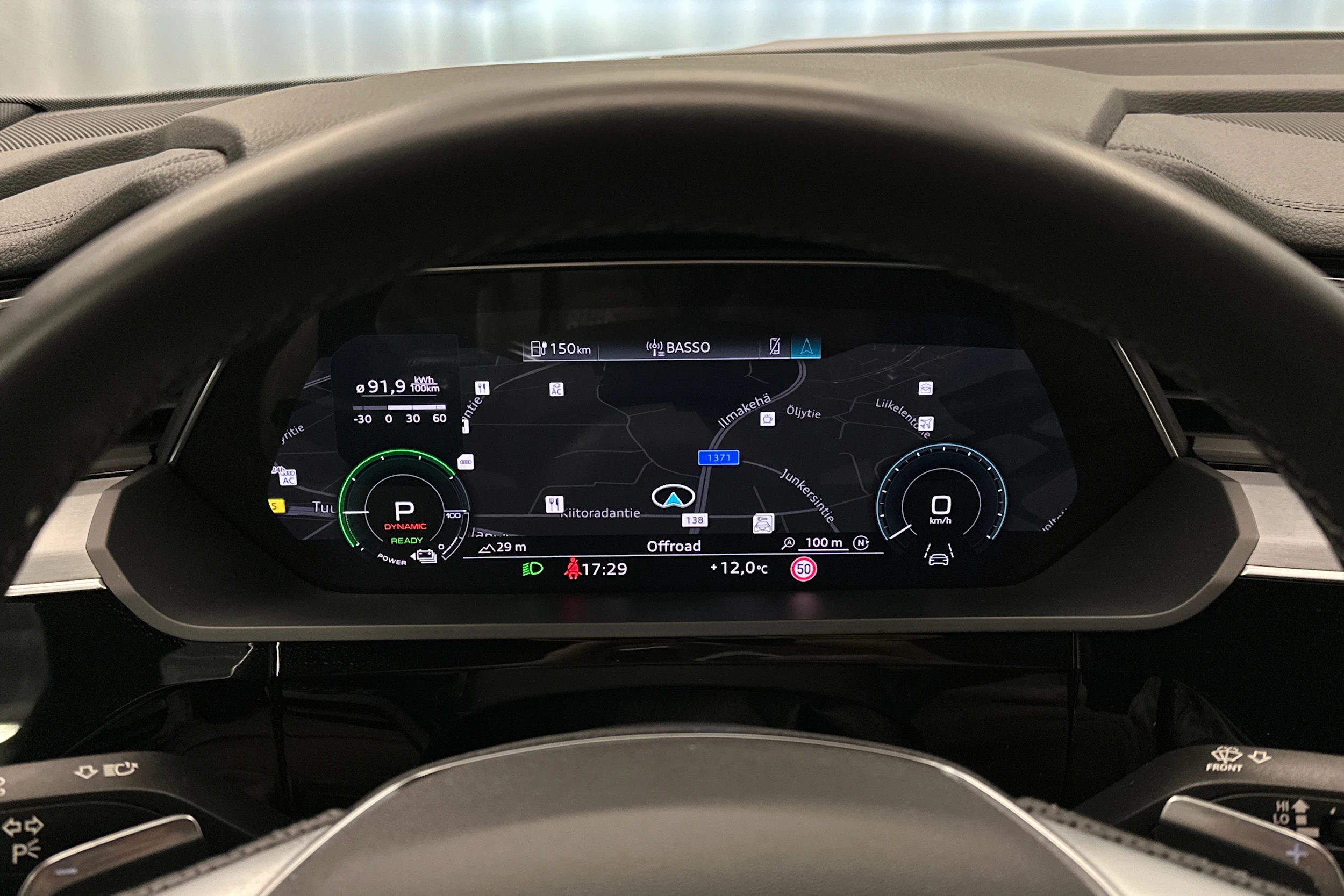 valkoinen Audi e-tron 2023 kuva 13.