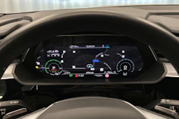 valkoinen Audi e-tron 2023 kuva 13.